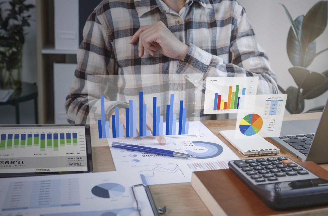 Les hommes d'affaires travaillant dans la finance et la comptabilité Analysent le budget du graphique financier et planifient l'avenir dans la salle de bureau.
